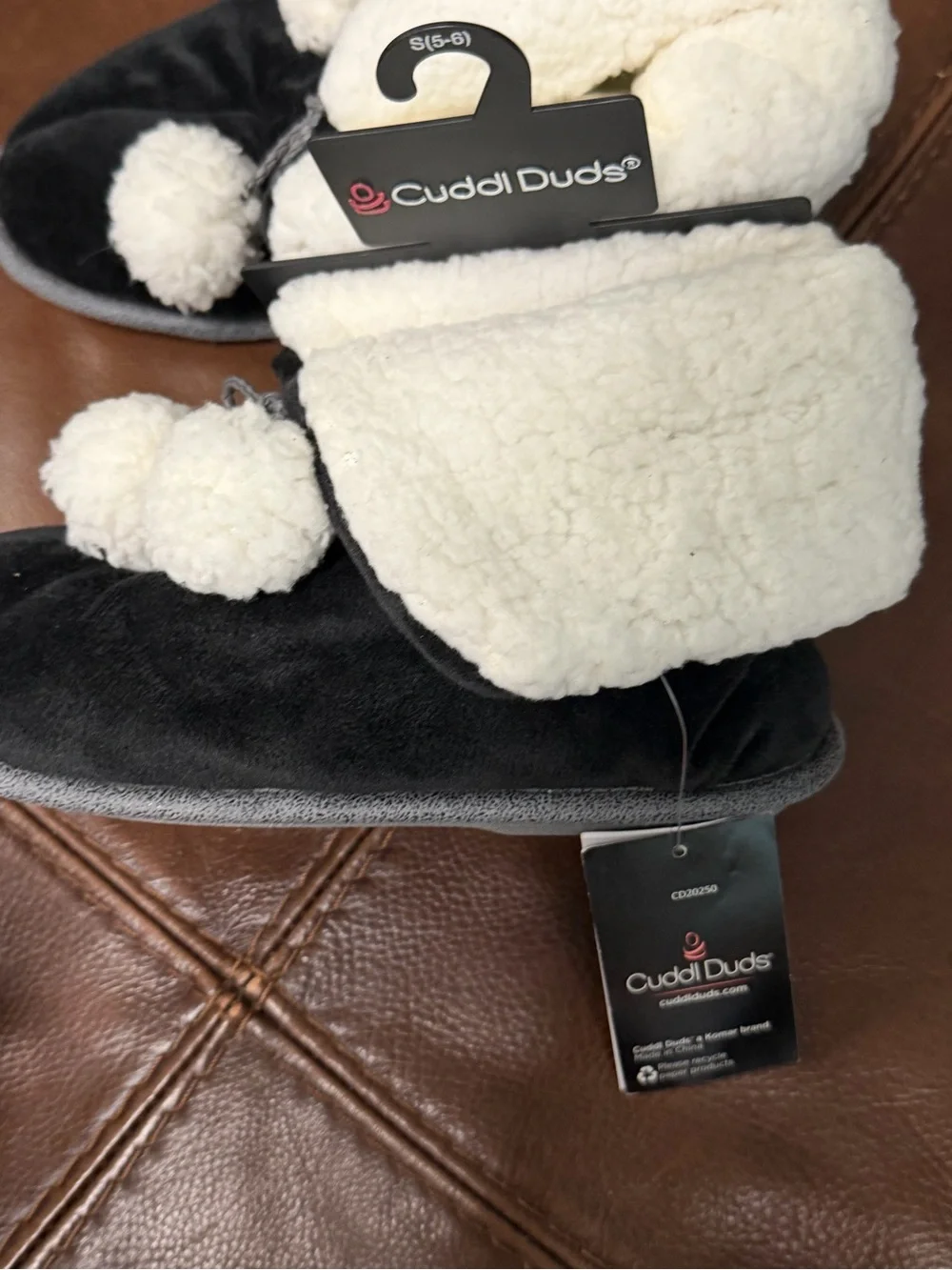 Cozy Sherpa NWT!! Pom-Pom Slipper Boots in Black and Cream Sz 5-6…..112